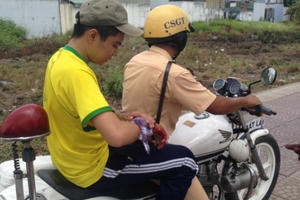 TP HCM: CSGT đưa nam sinh gặp tai nạn đi cấp cứu