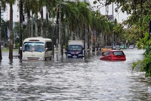 Thanh Hóa: Nhiều tuyến phố chìm trong cơn mưa đầu mùa