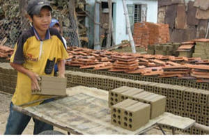 Làm gì để đỡ trên vai em gánh nặng mưu sinh?