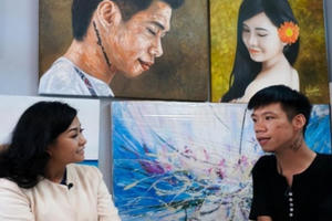 Chàng họa sĩ vẽ tranh bằng miệng