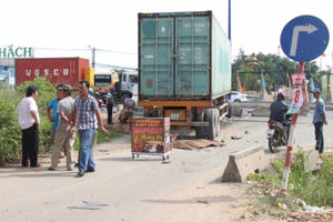 Xe container mất thắng đâm nát xe máy, hai người thương vong
