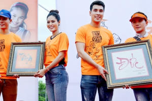 Hoa hậu Dy Khả Hân mua bức tranh Thiện góp tấm lòng vào quỹ