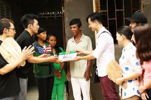 Làng hài mở hội tập 4: Diễn viên hài trang hoàng mái ấm cho người nghèo