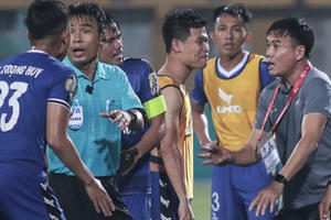 Tổng kết V-League 2019: Không có VAR, loạn trọng tài