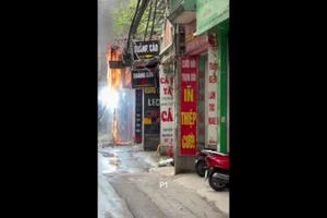 [Video]: Cột điện bốc cháy dữ dội, nổ như pháo hoa, nhiều người phát hoảng