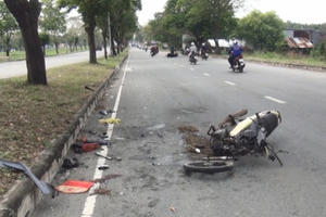 TP HCM: 2 xe máy va chạm, 3 người nhập viện TP HCM: 2 xe máy va chạm, 3 người nhập viện