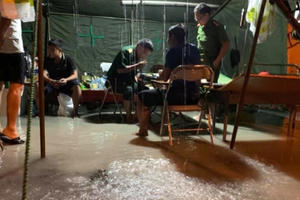 Lực lượng chức năng dầm mình dưới mưa xối xả “trực chiến” phòng, chống dịch Covid-19