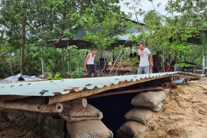 Người dân tự xây hầm ứng phó với cơn bão số 9