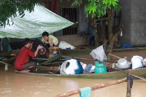 Phó Thủ tướng yêu cầu nỗ lực khắc phục mưa lũ, ứng phó bão số 11