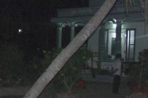 Chồng dùng vải mùng siết cổ vợ đến chết vì dám...đánh con