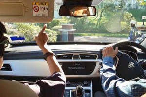 Tỉnh yêu của Thủ tướng 94 tuổi lái xe chở vợ đi hẹn hò cuối tuần