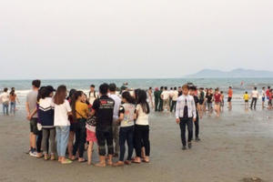 Đã tìm thấy thi thể 1 trong 2 nam sinh chụp ảnh kỉ yếu bị sóng cuốn trôi