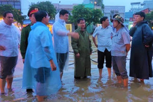 Tân Chủ tịch Cần Thơ đội mưa, lội nước kiểm tra các điểm nóng ngập lụt