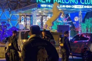 Đột kích quán bar nổi tiếng bậc nhất Hạ Long, phát hiện nhiều thanh niên có biểu hiện phê ma túy