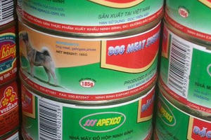 Cư dân mạng phẫn nộ khi thấy thịt chó đóng hộp sản xuất tại Ninh Bình Cư dân mạng phẫn nộ khi thấy thịt chó đóng hộp sản xuất tại Ninh Bình