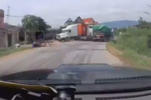 Clip container vượt ẩu suýt cuốn xe máy vào gầm