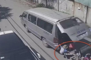 Tài xế xe đưa đón học sinh ôm cua ẩu làm 3 cháu văng xuống đường Tài xế xe đưa đón học sinh ôm cua ẩu làm 3 cháu văng xuống đường