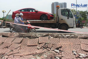 Cận cảnh lối bộ hành cầu Tứ Hiệp sụt lún gây nguy hiểm