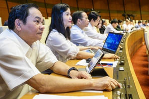 Quốc hội thông qua Luật Cư trú: Sổ hộ khẩu chỉ được dùng đến 2022 Quốc hội thông qua Luật Cư trú: Sổ hộ khẩu chỉ được dùng đến 2022