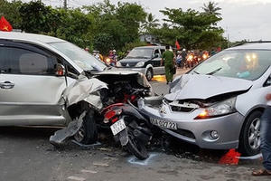 Nghệ An: Va chạm với container, 3 học sinh thương vong