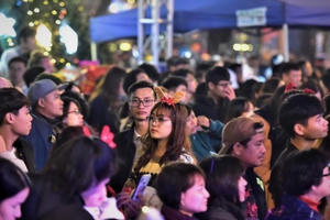 Hàng vạn người đi chơi Noel sớm, phố phường Hà Nội tắc cứng lúc nửa đêm