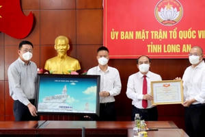 Long An tiếp nhận 1 tỉ đồng từ Chi hội TP HCM của Hiệp hội doanh nghiệp Trung Quốc tại Việt Nam