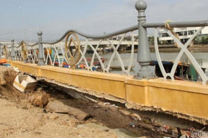 Kè sông gần 12 tỷ đồng 'rỗng ruột', đổ tuột xuống sông