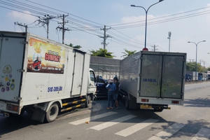 Tin tai nạn giao thông ngày 7/12: 3 ô tô tông liên hoàn, giao thông kẹt cứng ở Bình Tân