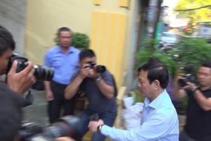 Bị cáo Nguyễn Hữu Linh đến tòa, chui vào nhà vệ sinh chốt cửa
