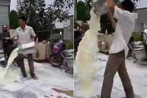 Clip xôn xao: Người đàn ông giận dữ đổ từng thùng sữa xuống đường vì cho rằng cửa hàng thu mua ép giá