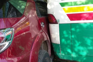 Xe buýt chạy lùi tông liên hoàn trong bến xe ĐHQG TP HCM