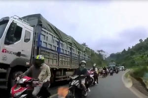 [Clip]: Đoàn phượt thủ lấn làn suýt tông vào ô tô đi ngược chiều