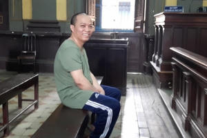 Hiếp dâm 3 con riêng của vợ, gã chồng đồi bại vẫn cười tươi suốt phiên tòa