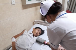 Chàng trai 31 tuổi chỉ nặng hơn 10 kg, hàng ngày theo mẹ bán bánh đa nuôi cha bại liệt