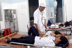 Kon Tum: 84 học sinh nhập viện cấp cứu, nghi do ngộ độc thực phẩm Kon Tum: 84 học sinh nhập viện cấp cứu, nghi do ngộ độc thực phẩm