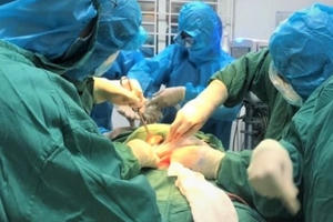 Phẫu thuật tối khẩn cấp ngay tại khu cách ly cứu sống thần kỳ mẹ con sản phụ