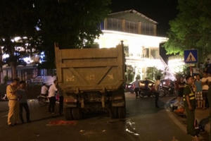 Hà Nội: Chồng chết lặng bên thi thể vợ bị "hung thần" cuốn vào gầm