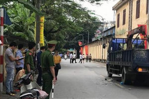 Tạm giữ lái xe tải lùi xe tông chết 3 mẹ con thai phụ ở Hà Nội