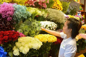 Thị trường 20/10: Xuất hiện nhiều loại hoa có tên... "lạ hoắc"