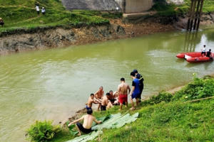 Thêm một thi thể nam sinh đuối nước được tìm thấy trên sông Đào