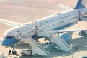 Máy bay chở phu nhân Tổng thống Mỹ hạ cánh khẩn cấp vì khói