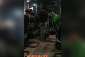 Clip: Con trai đi chơi game, bố tức giận đập vỡ màn hình ở quán internet