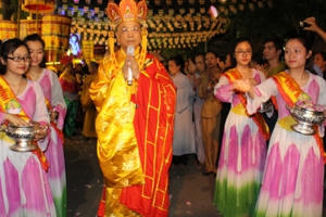 Hà Nội: Hàng ngàn người diễu hành rước Phật đản tại Chùa Quán Sứ