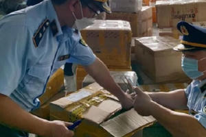 Tạm giữ lô hàng lậu hơn 1,5 tỷ đồng trên ô tô khách