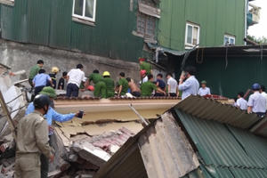 Hà Tĩnh: Sập nhà tại thành phố, có nạn nhân bị vùi lấp