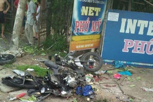 Đồng Nai: Xe tải nghiền nát xe máy chở 2 mẹ con