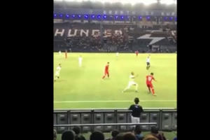 [Clip]: Pha qua người đẳng cấp của Quang Hải trong trận đấu gặp Curacao