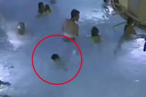 [Clip]: Bé trai 5 tuổi đuối nước giữa bể bơi đông người