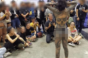 Bộ trưởng Malaysia yêu cầu điều tra việc nhiều cô gái bán khỏa thân ở triển lãm xăm