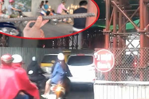 Sắt rơi trên công trình đường sắt Cát Linh - Hà Đông: Người dân Thủ đô lại được phen "khiếp vía" Sắt rơi trên công trình đường sắt Cát Linh - Hà Đông: Người dân Thủ đô lại được phen "khiếp vía"